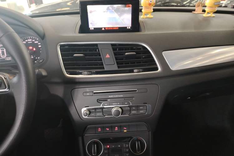 Used Audi Q3 2016 35 TFSI Style Edition Audio And AC Panel