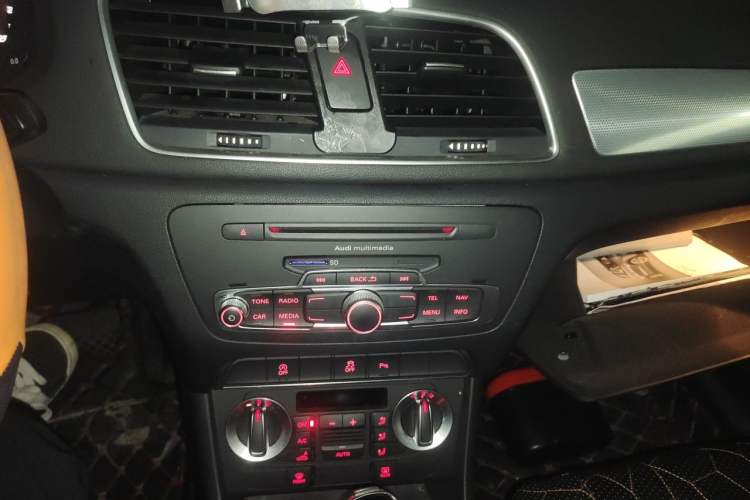 Used Audi Q3 2016 30 TFSI Collector's Edition Comfort Model Audio And AC Panel