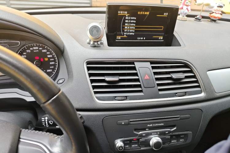 Used Audi Q3 2016 30 TFSI Standard Model Audio And AC Panel