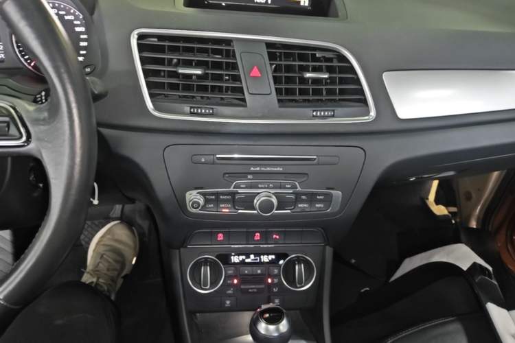 Used Audi Q3 2016 30 TFSI Fashion Model Audio And AC Panel