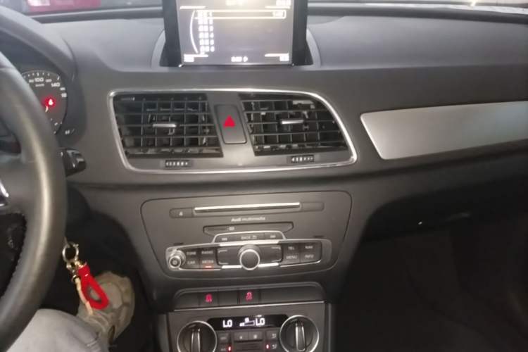 Used Audi Q3 2016 30 TFSI Standard Model Audio And AC Panel