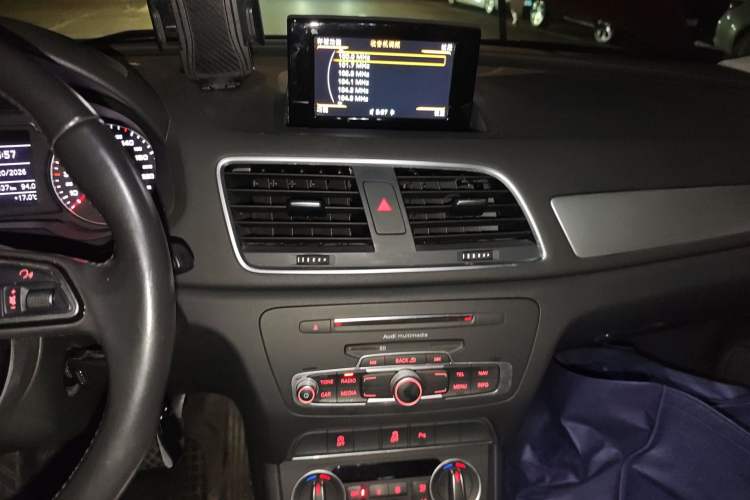 Used Audi Q3 2016 30 TFSI Fashion Model Audio And AC Panel