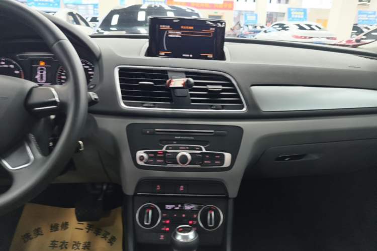 Used Audi Q3 2016 30 TFSI Standard Model Audio And AC Panel