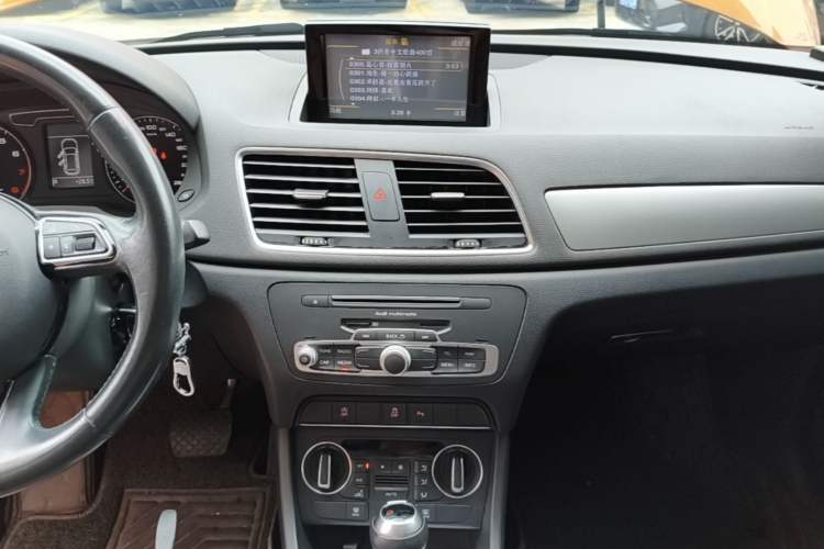 Used Audi Q3 2016 30 TFSI Fashion Model Audio And AC Panel