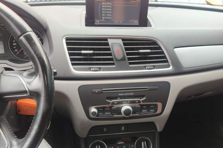 Used Audi Q3 2016 30 TFSI Standard Model Audio And AC Panel