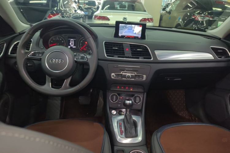Used Audi Q3 2016 30 TFSI Fashion Model Center Console