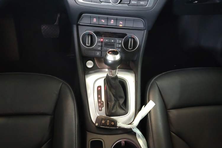 Used Audi Q3 2016 35 TFSI Style Edition Gear Lever