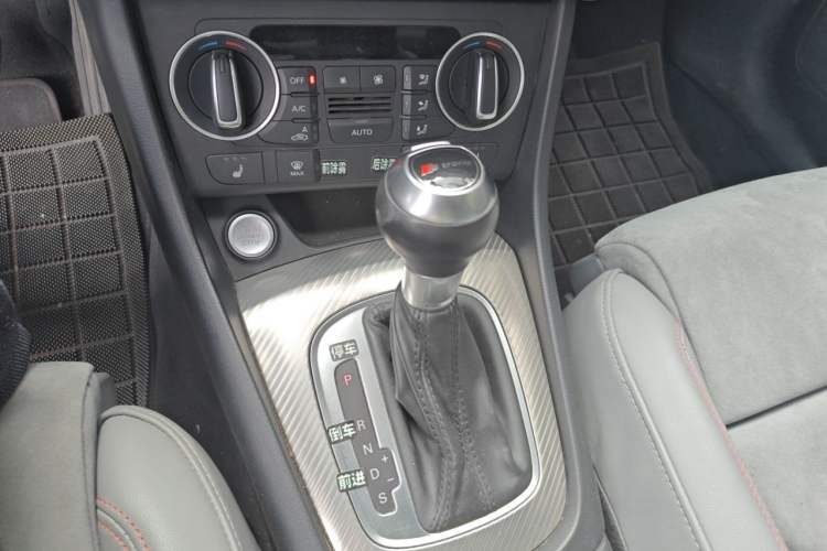 Used Audi Q3 2016 40 TFSI quattro all-wheel-drive sport model Gear Lever