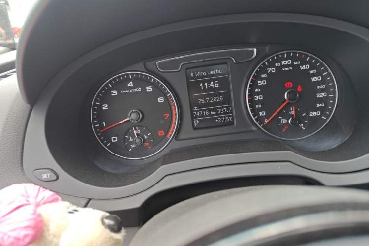 Used Audi Q3 2016 40 TFSI quattro all-wheel-drive sport model Odometer Close Up