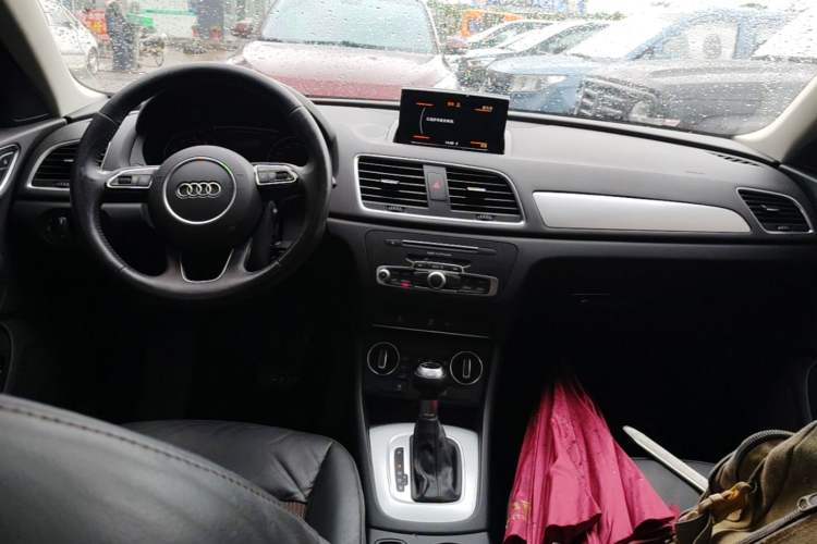 Used Audi Q3 2017 30 TFSI Fashion Model Center Console