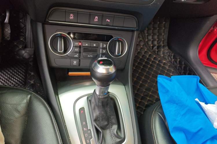 Used Audi Q3 2017 35 TFSI Fashion Model Gear Lever