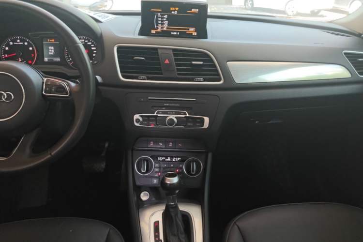 Used Audi Q3 2017 30 TFSI Fashion Model Audio And AC Panel