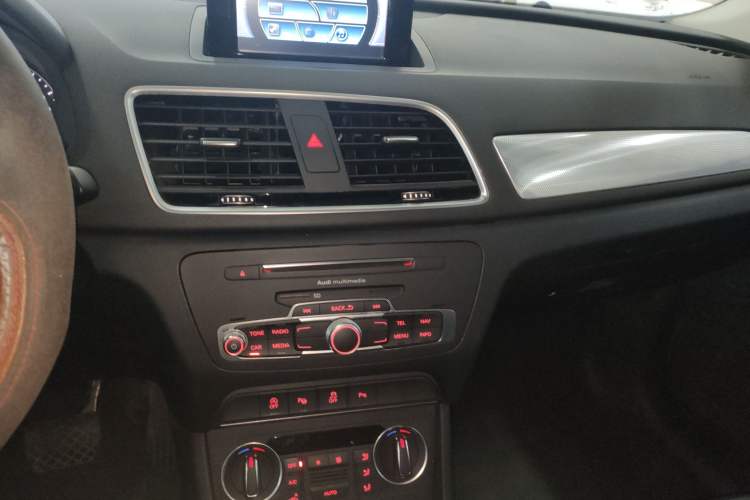 Used Audi Q3 2017 30 TFSI Fashion Model Audio And AC Panel
