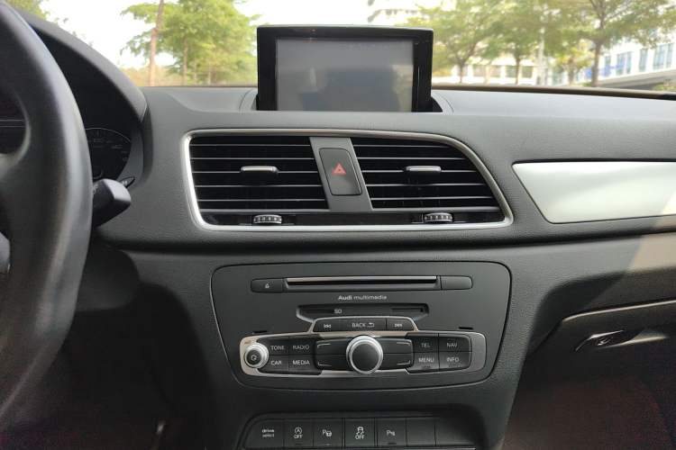Used Audi Q3 2017 30 TFSI Fashion Model Audio And AC Panel