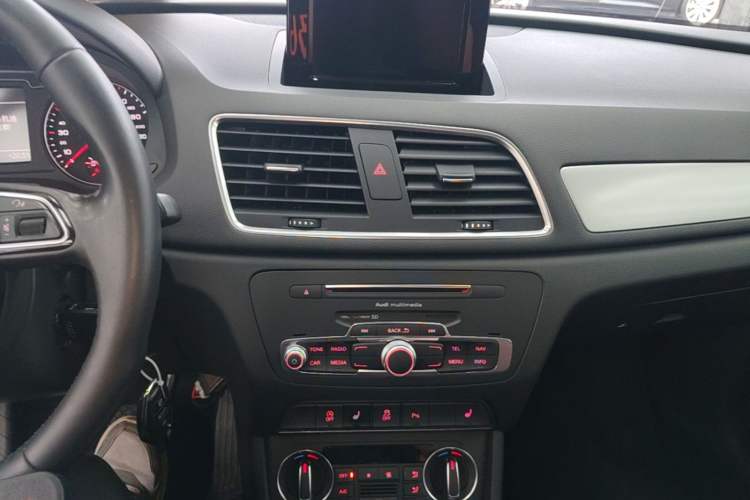 Used Audi Q3 2017 35 TFSI Fashion Model Audio And AC Panel