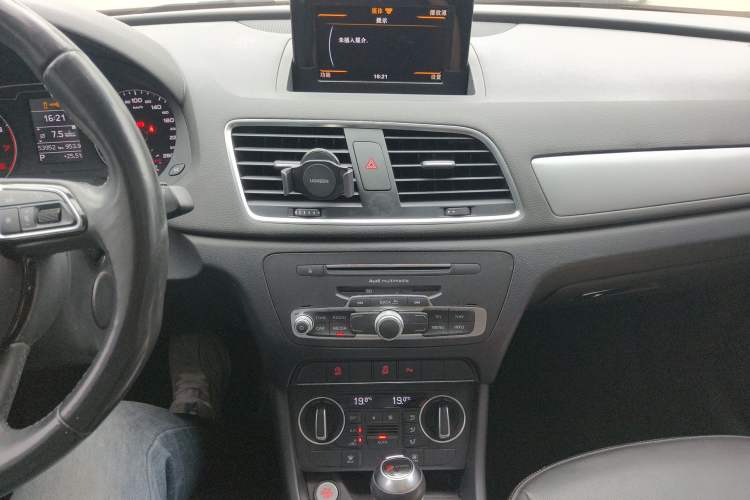 Used Audi Q3 2017 30 TFSI Fashion Model Audio And AC Panel