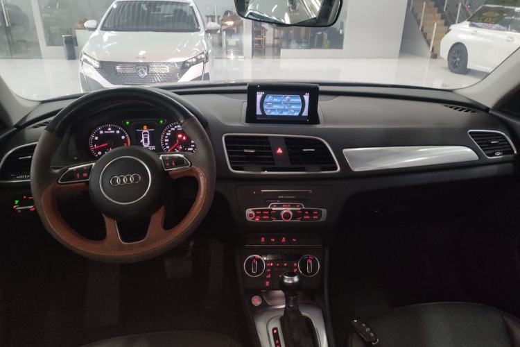 Used Audi Q3 2017 30 TFSI Fashion Model Center Console