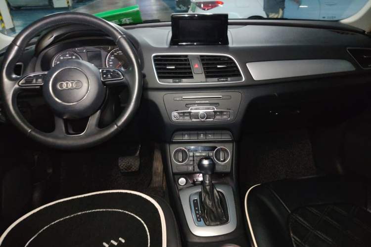 Used Audi Q3 2017 30 TFSI Fashion Model Center Console
