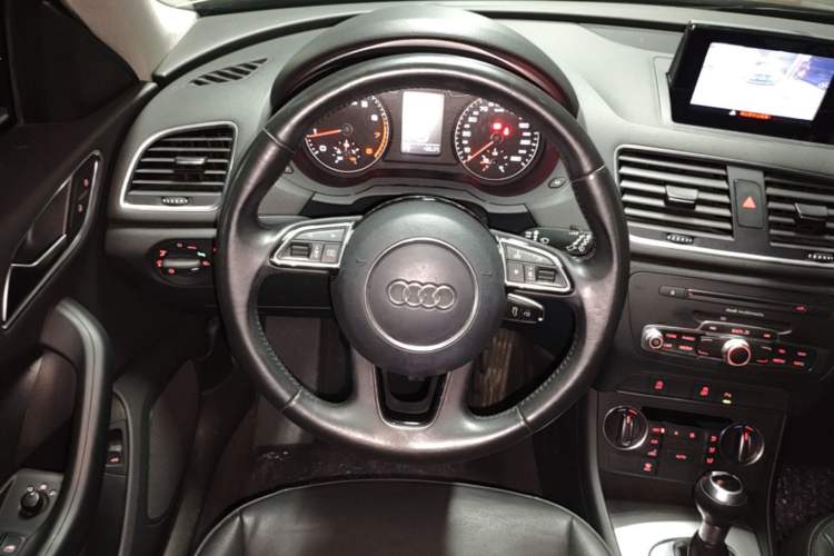 Used Audi Q3 2017 30 TFSI Fashion Model Steering Wheel