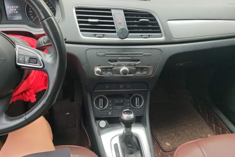 Used Audi Q3 2017 35 TFSI Fashion Model Audio And AC Panel