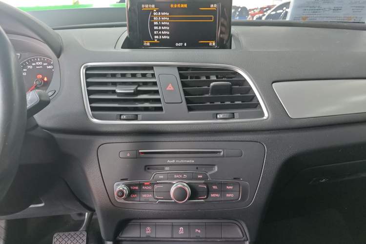 Used Audi Q3 2017 30 TFSI Fashion Model Audio And AC Panel