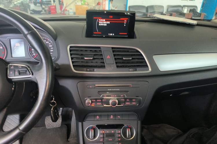 Used Audi Q3 2017 35 TFSI Fashion Model Audio And AC Panel