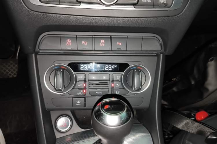 Used Audi Q3 2017 30 TFSI Fashion Model Audio And AC Panel