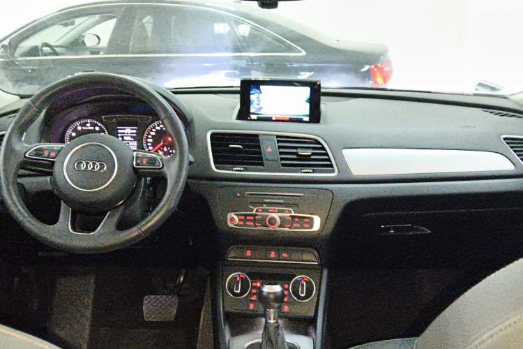 Used Audi Q3 2017 35 TFSI Fashion Model Center Console