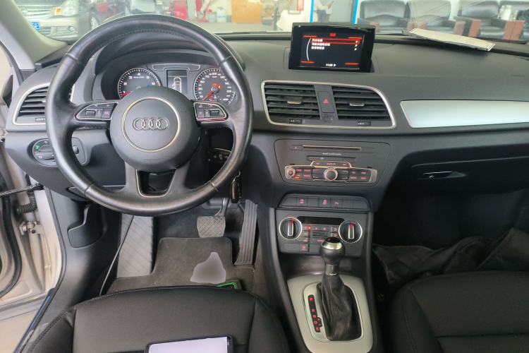 Used Audi Q3 2017 35 TFSI Fashion Model Center Console