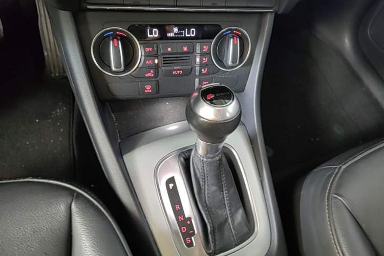 Used Audi Q3 2017 35 TFSI Fashion Model Gear Lever