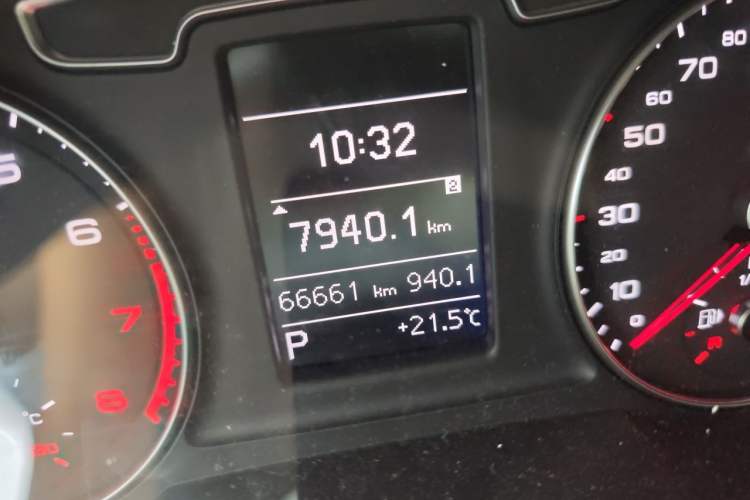 Used Audi Q3 2017 35 TFSI Fashion Model Odometer Close Up