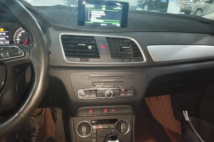 Used Audi Q3 2017 35 TFSI Fashion Model Audio And AC Panel