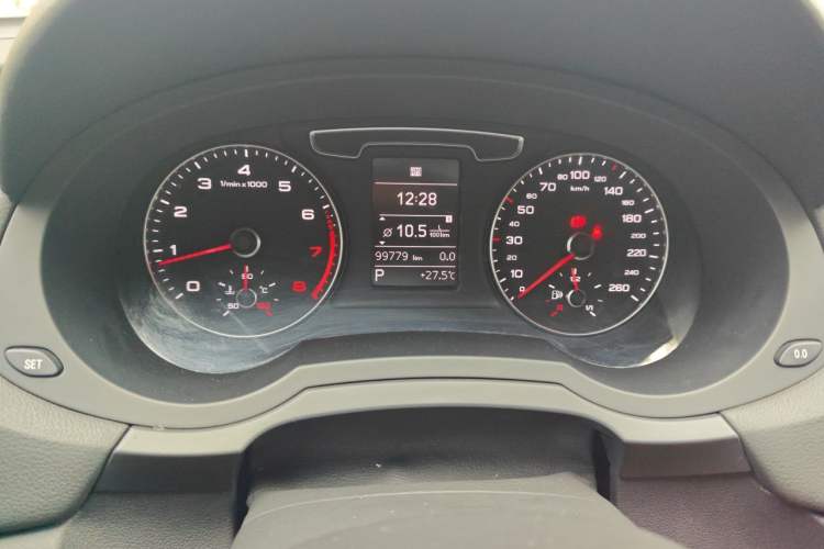 Used Audi Q3 2017 30 TFSI Fashion Model Odometer Close Up