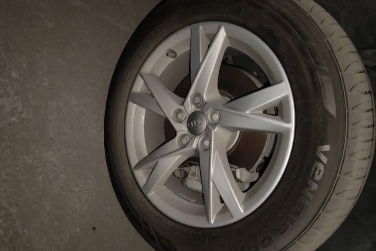 Used Audi Q3 2017 35 TFSI Fashion Model Right Front Wheel Hub