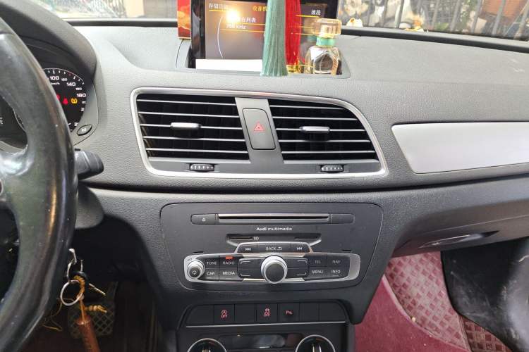 Used Audi Q3 2017 30 TFSI Fashion Model Audio And AC Panel