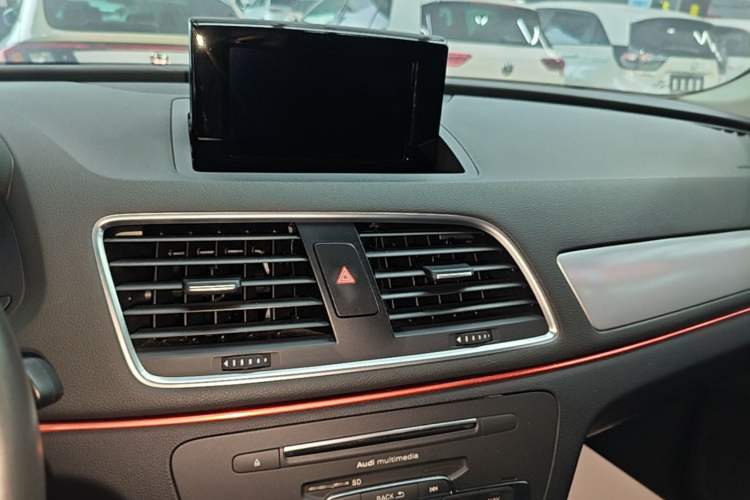 Used Audi Q3 2017 30 TFSI Fashion Model Audio And AC Panel