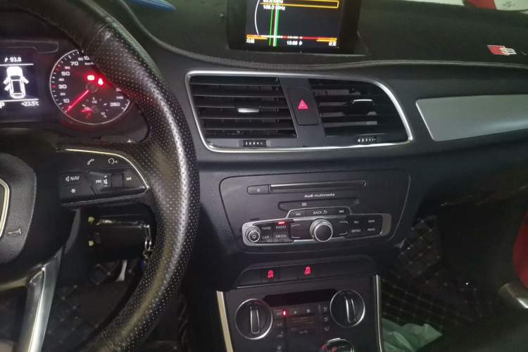Used Audi Q3 2017 30 TFSI Standard Model Audio And AC Panel