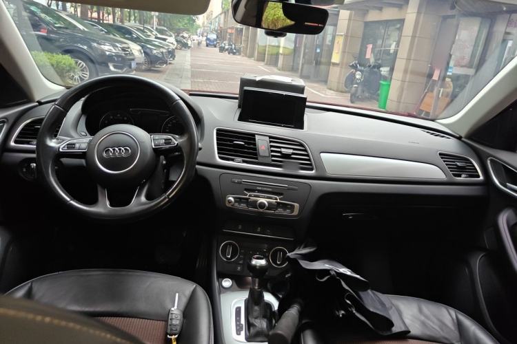 Used Audi Q3 2017 35 TFSI Sport Edition Center Console