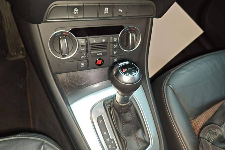 Used Audi Q3 2017 30 TFSI Fashion Model Gear Lever