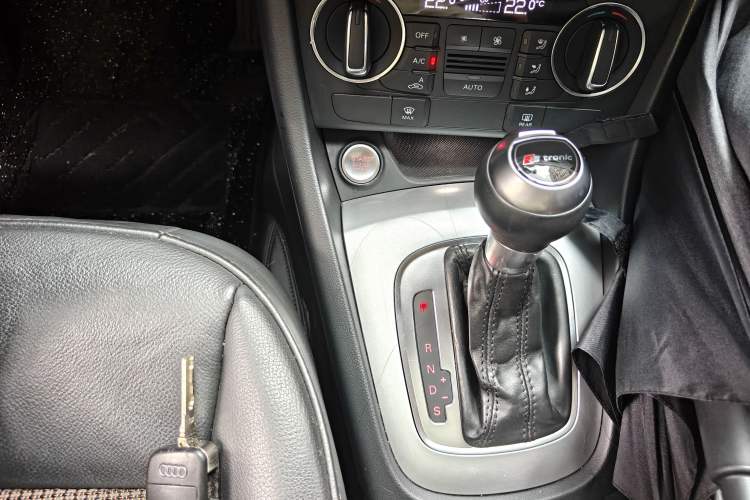Used Audi Q3 2017 35 TFSI Sport Edition Gear Lever