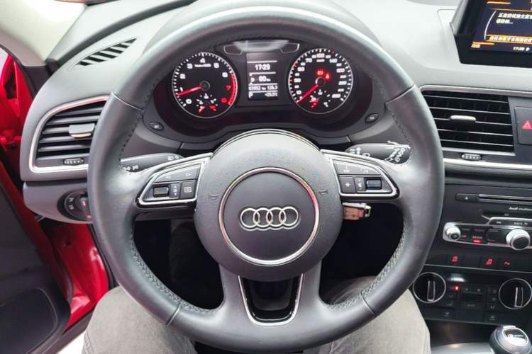 Used Audi Q3 2017 30 TFSI Fashion Model Steering Wheel