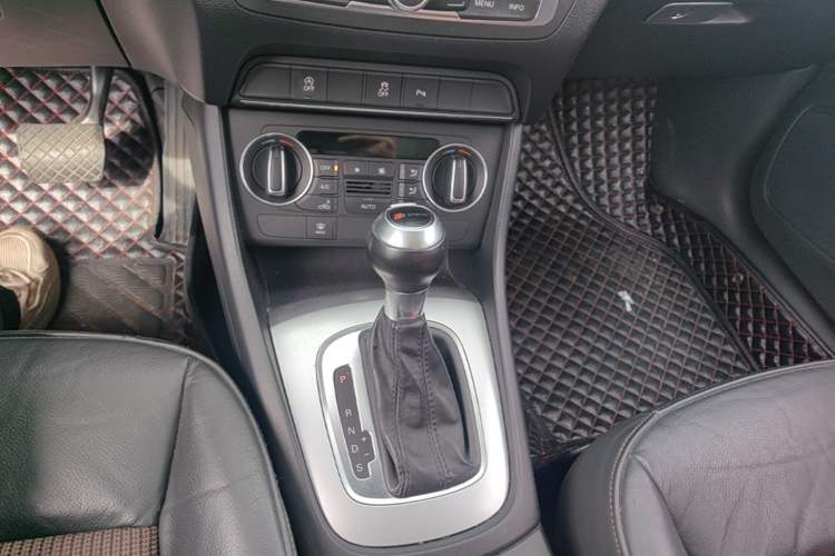 Used Audi Q3 2017 30 TFSI Fashion Model Gear Lever