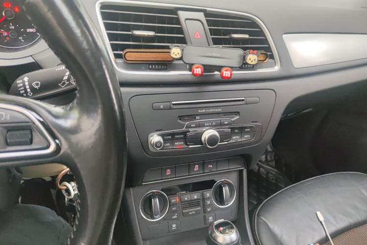 Used Audi Q3 2017 30 TFSI Standard Model Audio And AC Panel