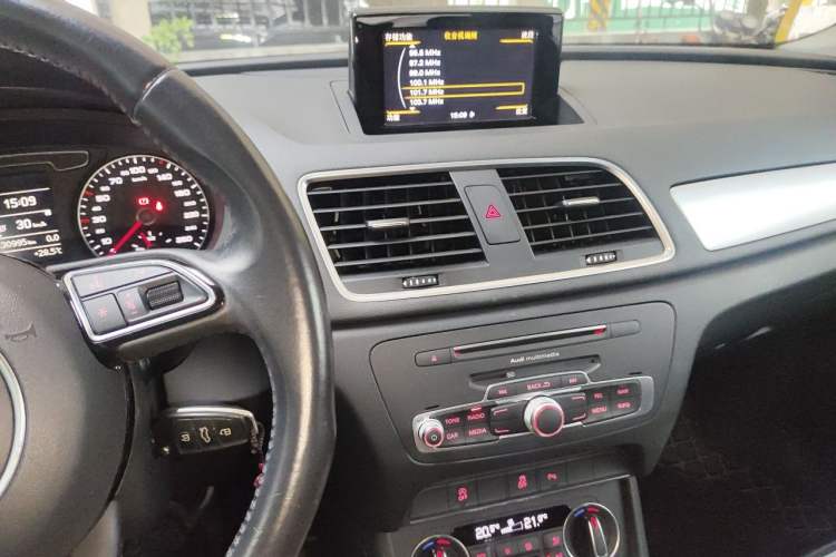 Used Audi Q3 2017 30 TFSI Fashion Model Audio And AC Panel