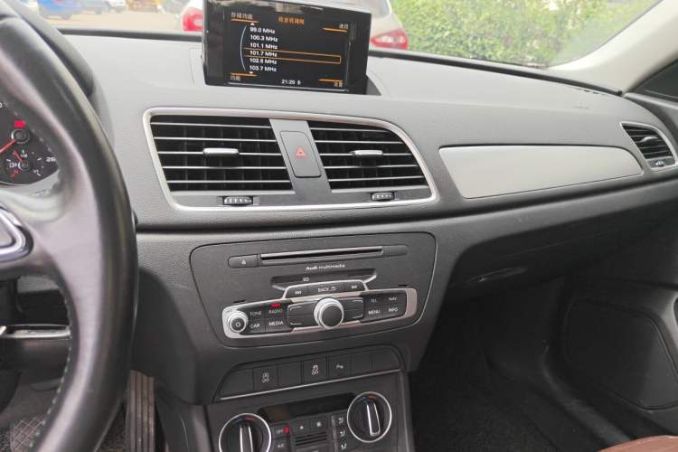 Used Audi Q3 2017 35 TFSI Fashion Model Audio And AC Panel