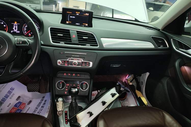 Used Audi Q3 2017 35 TFSI Style Edition Audio And AC Panel