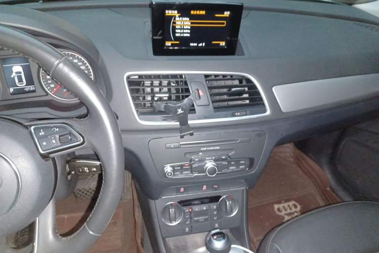 Used Audi Q3 2017 35 TFSI Fashion Model Audio And AC Panel