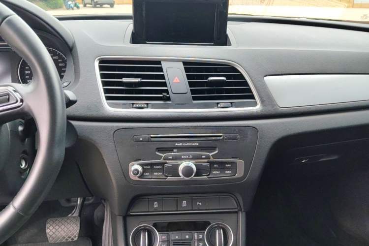 Used Audi Q3 2017 35 TFSI Fashion Model Audio And AC Panel
