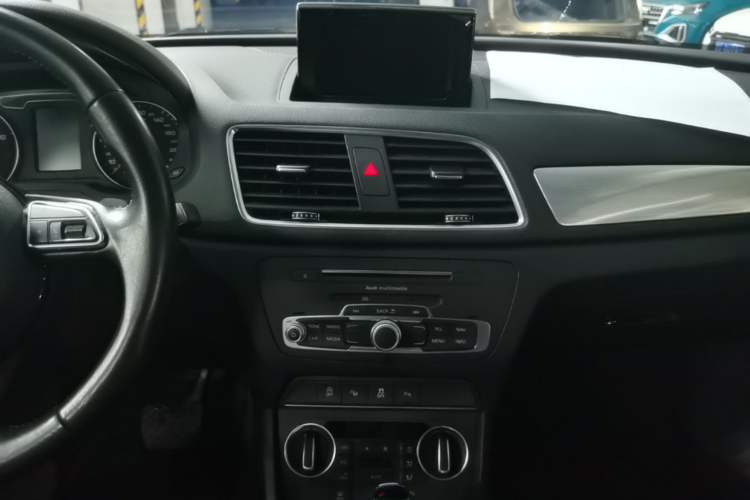 Used Audi Q3 2017 30 TFSI Fashion Model Audio And AC Panel