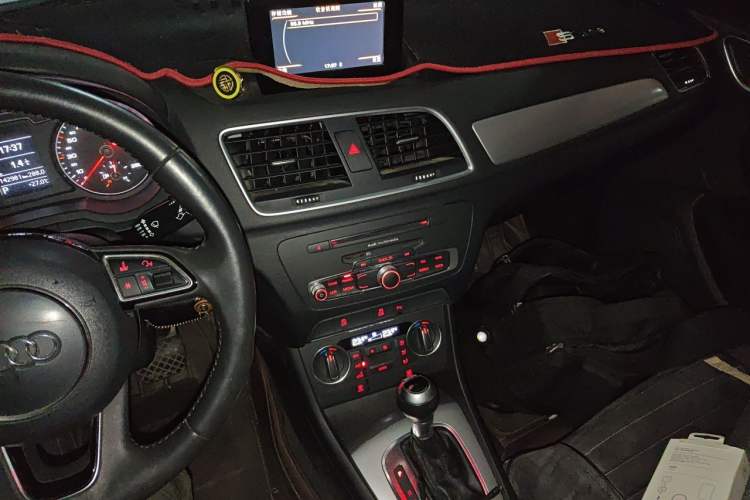 Used Audi Q3 2017 35 TFSI Fashion Model Audio And AC Panel